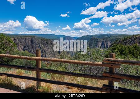 Pareti ripide e roccia nera caratterizzano il Black Canyon del Gunnison National Park Foto Stock