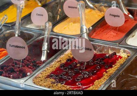 Diversi tipi di gelato nella gelateria italiana Foto Stock