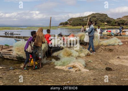 HAWASSA, ETIOPIA - 28 GENNAIO 2020: Pescherecci e reti al mercato del pesce di Hawassa, Etiopia Foto Stock