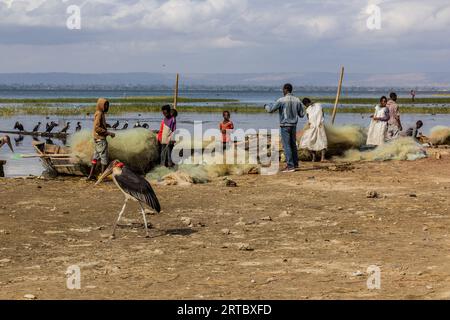 HAWASSA, ETIOPIA - 28 GENNAIO 2020: Pescherecci e reti al mercato del pesce di Hawassa, Etiopia Foto Stock