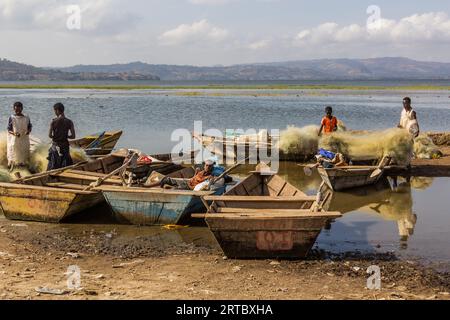 HAWASSA, ETIOPIA - 28 GENNAIO 2020: Pescherecci e reti al mercato del pesce di Hawassa, Etiopia Foto Stock