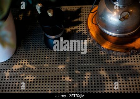 Moka Pot su Un tavolo in metallo, sfondo per pubblicità e carta da parati nell'angolo relax e scenografia decorativa. Immagini reali nelle idee di decorazione Foto Stock