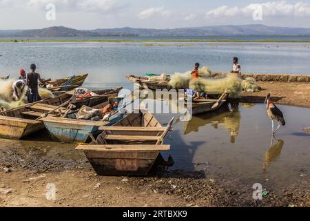 HAWASSA, ETIOPIA - 28 GENNAIO 2020: Pescherecci e reti al mercato del pesce di Hawassa, Etiopia Foto Stock