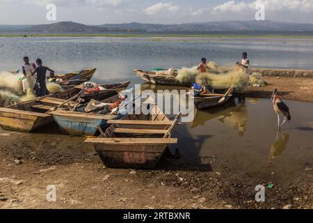 HAWASSA, ETIOPIA - 28 GENNAIO 2020: Pescherecci e reti al mercato del pesce di Hawassa, Etiopia Foto Stock