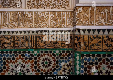 Nord Africa. Marocco. Marrakesh. Madrasa Ben Youssef. Dettagli di scrittura coranica. La madrasa più grande e importante del Marocco Foto Stock