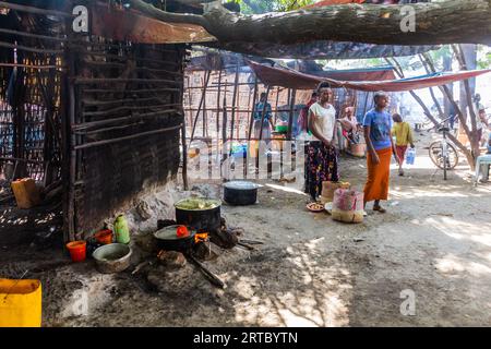 HAWASSA, ETIOPIA - 28 GENNAIO 2020: Cucina al mercato del pesce di Hawassa, Etiopia Foto Stock