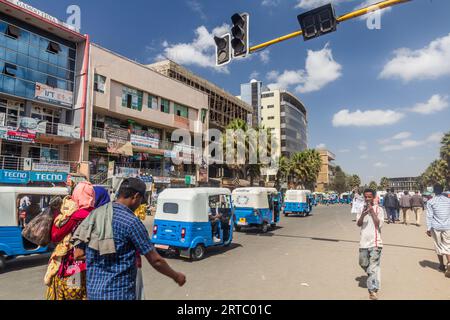 SHASHAMANE, ETIOPIA - 28 GENNAIO 2020: Traffico sulla strada principale di Shashamane, Etiopia Foto Stock