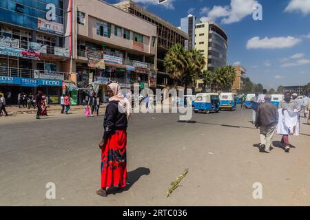 SHASHAMANE, ETIOPIA - 28 GENNAIO 2020: Traffico sulla strada principale di Shashamane, Etiopia Foto Stock