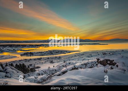 Pingvallavatn (lago della Rift Valley) nel Parco Nazionale di Thingvellir all'alba Foto Stock