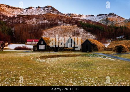 Case di Snod nel ghiaccio di Skogar e nelle montagne del sud. Foto Stock