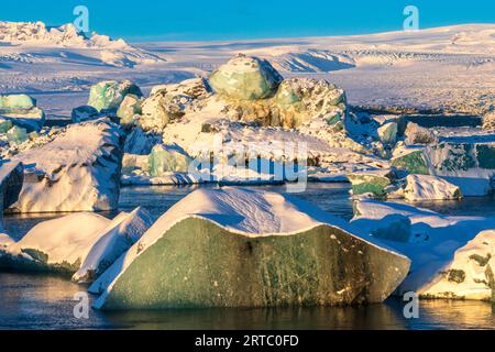 Ghiacciai che si sono calati dal ghiacciaio Vatnajokull nella laguna del ghiacciaio Foto Stock