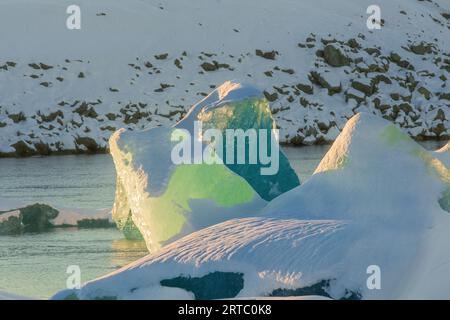 Ghiacciai che si sono calati dal ghiacciaio Vatnajokull nella laguna del ghiacciaio Foto Stock