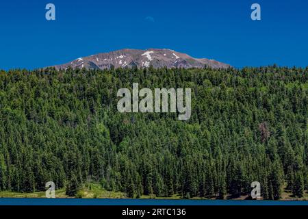 Williams Reservoir e Creek si trovano nella natura selvaggia tra Pagosa Springs e Lake City Foto Stock