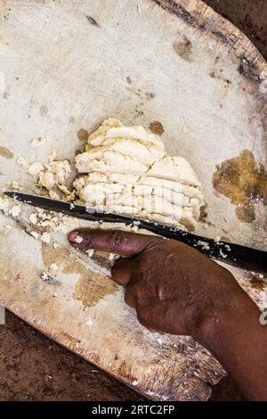 Dorze Woman sta preparando l'impasto per il pane kocho fatto di enset (falsa banana), importante fonte di cibo, Etiopia Foto Stock