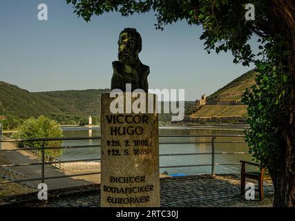 Tracce del romanticismo sul Reno: Busto di Victor Hugos al Rhein-Nahe-Eck a Bingen, sullo sfondo la Torre del mouse e le rovine del castello di Ehrenfels, Binge Foto Stock