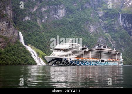 La nave da crociera MSC Euriba sotto la cascata nel fiordo di Geiranger, nome Freier, appartiene alla saga delle 7 sorelle, Hellesylt, sito patrimonio dell'umanità dell'UNESCO Foto Stock