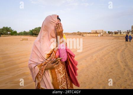 Mauritania, regione Adrar, Chinguetti, giovane donna Foto Stock