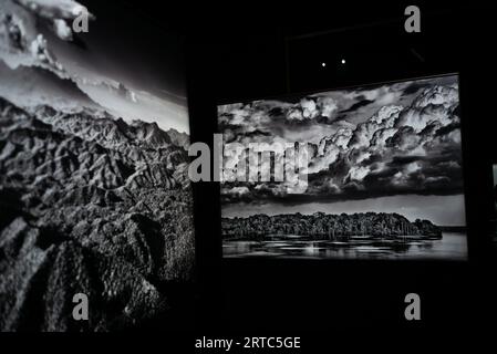 Veduta di alcune delle immagini esposte dal fotografo Sebastião Salgado nel suo nuovo progetto espositivo Amazônia, al Teatro Fernán Gómez di Madrid, 12 settembre 2023 Spagna (foto di Oscar Gonzalez/Sipa USA) (foto di Oscar Gonzalez/Sipa USA) Foto Stock