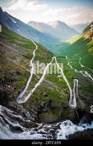 Tornanti su Trollstigen, Andalsnaes, Moere e Romsdal, Norvegia Foto Stock