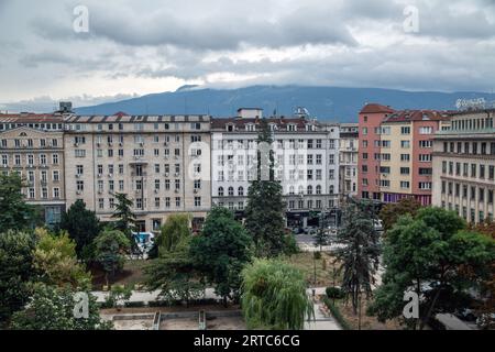 Sofia città al crepuscolo, Bulgaria,l'Europa. In primo piano la splendida montagna Vitosha, uno dei simboli di Sofia Foto Stock