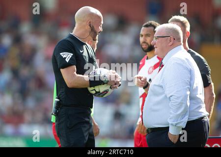 Steve Evans, mentre era manager dello Stevenage Football Club durante la partita, parlava con l'arbitro. Foto Stock