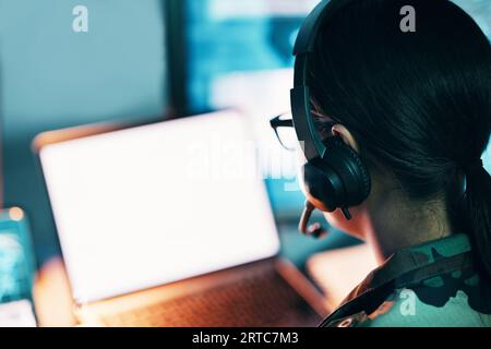 Sala di controllo militare, schermo del computer e donna con mockup, cuffie e tecnologia per la comunicazione. Sicurezza, sorveglianza e soldato in bianco Foto Stock