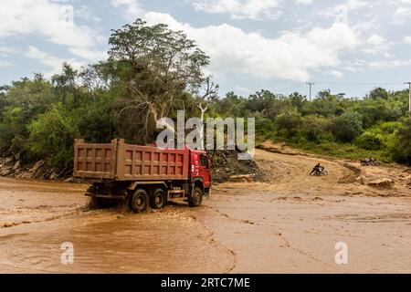 OMO VALLEY, ETIOPIA - 4 FEBBRAIO 2020: Camion che attraversa il fiume Kizo, Etiopia Foto Stock