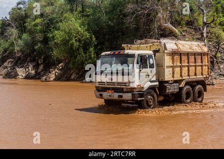 OMO VALLEY, ETIOPIA - 4 FEBBRAIO 2020: Camion che attraversa il fiume Kizo, Etiopia Foto Stock