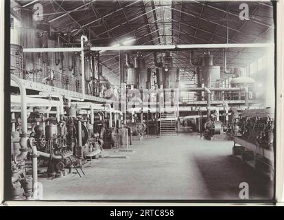 Vintage Archive Photo, 1900, Bali, Giava, Indonesia - interno del laboratorio della compagnia di zucchero a Bali ex Indie Orientali olandesi - colonialismo europeo olandese indonesia Foto Stock