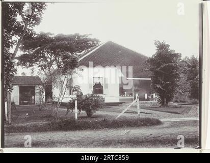 Grande casa sulla compagnia di zucchero Nieuw Tersana, Cheribon, ex Indie Orientali olandesi, Vintage Archive Photo, 1900, Bali, Java, Indonesia - Indie orientali olandesi - colonialismo europeo olandese indonesia Foto Stock