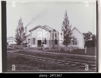 Grande casa sulla compagnia di zucchero Nieuw Tersana, Cheribon, ex Indie Orientali olandesi, Vintage Archive Photo, 1900, Bali, Java, Indonesia - Indie orientali olandesi - colonialismo europeo olandese indonesia Foto Stock