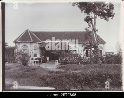 Grande casa sulla compagnia di zucchero Nieuw Tersana, Cheribon, ex Indie Orientali olandesi, Vintage Archive Photo, 1900, Bali, Java, Indonesia - Indie orientali olandesi - colonialismo europeo olandese indonesia Foto Stock