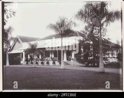 Grande casa sulla compagnia di zucchero Nieuw Tersana, Cheribon, ex Indie Orientali olandesi, Vintage Archive Photo, 1900, Bali, Java, Indonesia - Indie orientali olandesi - colonialismo europeo olandese indonesia Foto Stock