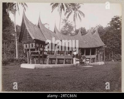 Il gruppo etnico Minangkabau (noto anche come Minang o Padang) è indigeno degli altopiani di Sumatra occidentale, in Indonesia, Community Hall 1900 Foto Stock