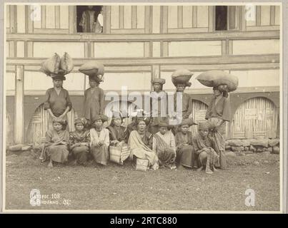 Ritratto di gruppo di un gruppo di donne sconosciute con merce sulla strada per il Pasar, Sumatra Occidentale, Indonesia, 1900, foto d'archivio vintage, i Minangkabau Foto Stock