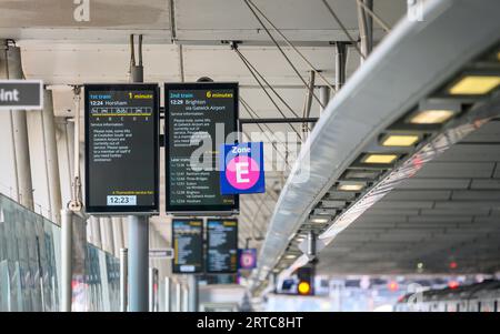 Schermi informativi digitali su una piattaforma della stazione ferroviaria di Londra Blackfriars, Londra, Inghilterra. Foto Stock