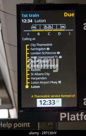 Schermata digitale delle informazioni su una piattaforma della stazione ferroviaria di Londra Blackfriars, Londra, Inghilterra. Foto Stock