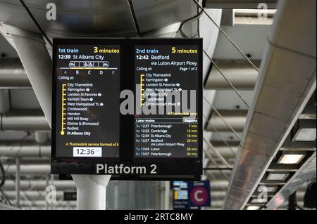 Schermata digitale delle informazioni su una piattaforma della stazione ferroviaria di Londra Blackfriars, Londra, Inghilterra. Foto Stock