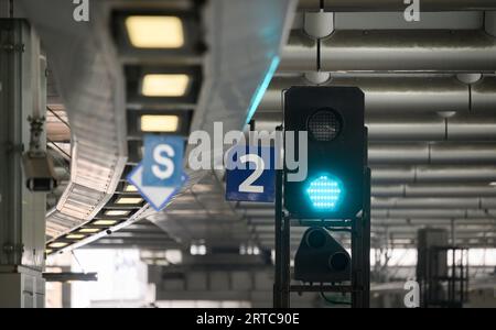 Segnale ferroviario verde alla stazione ferroviaria di Londra Blackfriars, Londra, Inghilterra. Foto Stock