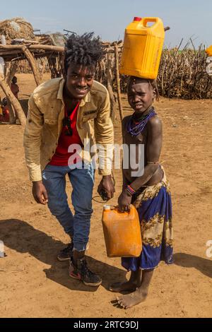 OMORATE, ETIOPIA - 5 FEBBRAIO 2020: Abitante della città in visita alla tribù Daasanach nel loro villaggio vicino a Omorate, Etiopia Foto Stock