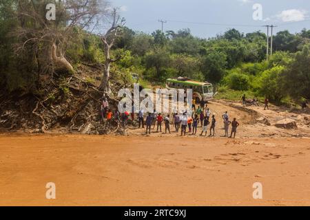 OMO VALLEY, ETIOPIA - 4 FEBBRAIO 2020: Gente al guado del fiume Kizo, Etiopia Foto Stock