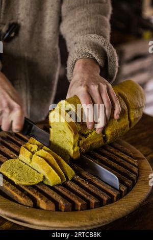 Il Piemonte occidentale, Nord Italia: realizzazione di naturale pane fatto con lievito madre a casa dagli abitanti di un ecovillage Foto Stock