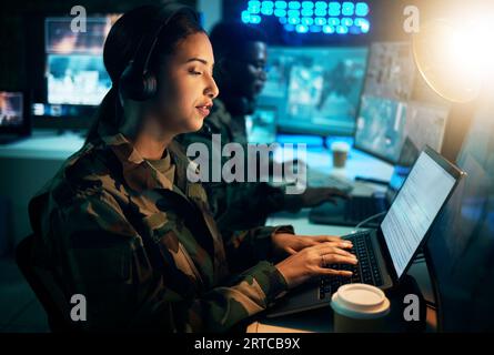 Centro di comando militare, notebook e donna in cuffia, sorveglianza globale e comunicazione tecnica. Sicurezza, intelligence e soldato al computer in Foto Stock