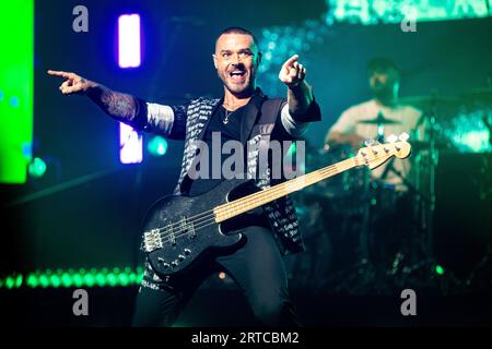 Matt Willis dei Busted si esibisce sul palco della O2 Arena il 10 settembre 2023 a Londra Foto Stock