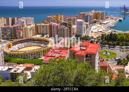 Vista dalla fortezza di Gibralfaro dell'arena Plaza de Toros la Malagueta e della fontana Fuente de las Tres Gracias sulla costa di Malaga, Anda Foto Stock