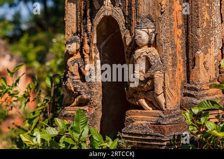 Due impressionanti sculture all'ingresso di un antico stupa nel cimitero buddista in-Dein sul lago Inle in Myanmar, nel sud-est asiatico Foto Stock