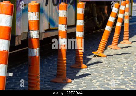 Chiatta stradale flessibile per pista ciclabile. giorno estivo di sole. Foto Stock