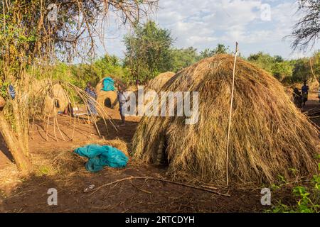 OMO VALLEY, ETIOPIA - 6 FEBBRAIO 2020: Vista del villaggio della tribù Mursi, Etiopia Foto Stock