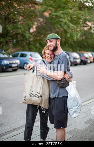 Monaco, Germania. 10 settembre 2023. Dopo che gli attivisti dell'ultima generazione furono imprigionati preventivamente dalla polizia dopo aver bloccato diverse strade, la prima parte fu rilasciata il 12 settembre 2023 dalla prigione di Stadelheim a Monaco, in Germania. Molti sostenitori aspettavano alle porte del centro di detenzione. La LastGen considera i responsabili politici bavaresi i peggiori bloccatori della politica climatica. Inoltre, l'ultima generazione richiede un limite di velocità di 100 km/h sulle autostrade, l'introduzione di un biglietto da nove euro e un Consiglio della società del clima (foto di Alexander Pohl/Sipa USA) credito: SIPA USA/Alamy Live News Foto Stock