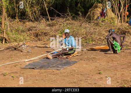 OMO VALLEY, ETIOPIA - 6 FEBBRAIO 2020: Uomini della tribù Mursi nel loro villaggio, Etiopia Foto Stock